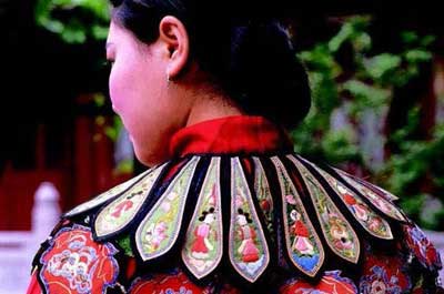L'Echarpe et le Guobei, Vêtements Primitifs Chinoisa